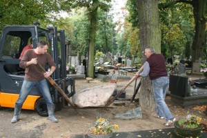 Osadzanie kamienia na cmentarzu górczyńskim