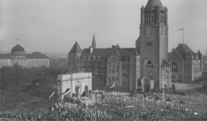 Odsłonięcie w Poznaniu monumentalnego pomnika Wdzięczności (Serca Jezusowego)