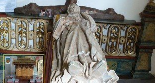 Grób Bernarda z Wąbrzeźna i miniaturka grodziskiej studzienki