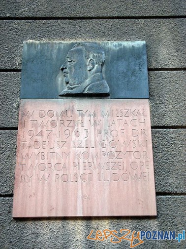 Tablica pamiatkowa na budynku przy ulicy Chełmońskiego Foto: wikipedia