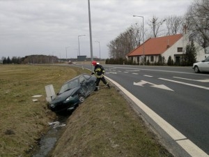 Wypadek drogowy na trasie Szamotuły - Poznań w Pamiątkowie Foto: asp. Adam Wiernicki