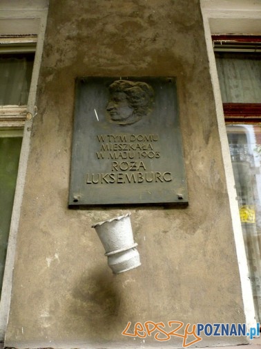 Pamiatkowa tablica - w tym domu mieszkała Róża Luksemburg