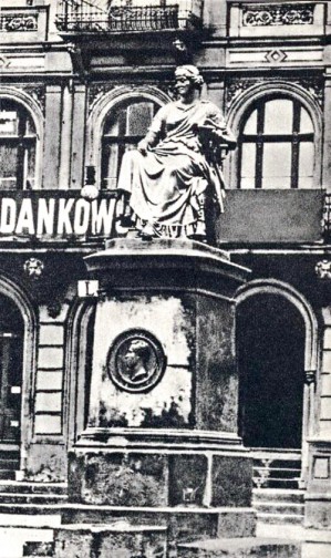 Posąg Hygei na Alejach Marcinkowskiego na tle dawnego pałacu Mielżyńskich