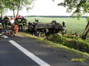 Rozbity peugeot w miejscowości Rozbitek Foto: KW PSP