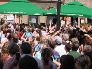 Tłum na Starym Rynku - godzina 12:00 Foto: lepszyPOZNAN.pl / ag