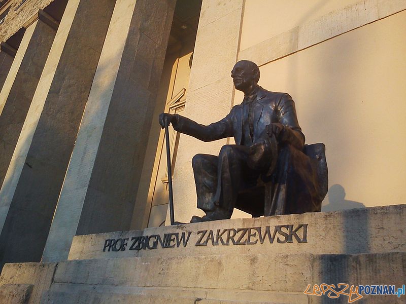 Pomnik profesora Zakrzewskiego przy gmachu Uniwersytetu Ekonomicznego w Poznaniu Foto: wikipedia.pl