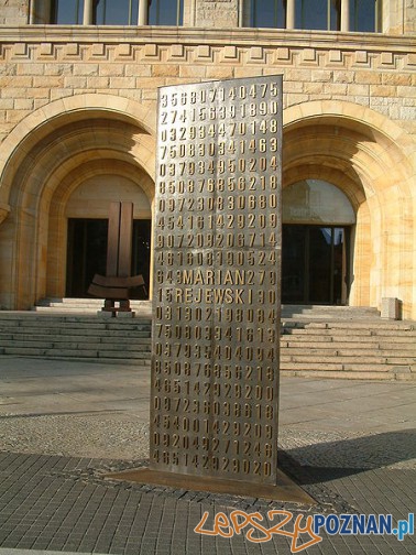 Pomnik_Kryptologów przed CK Zamek