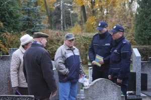 Policja dyżuruje na cmentarzach Foto: KWP