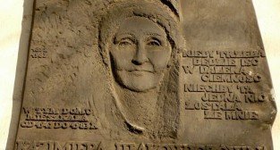 Tablia na ścianie kamienicy przy ulicy Gajowej 4 poświęcona Kazimierze Iłlakowiczównie