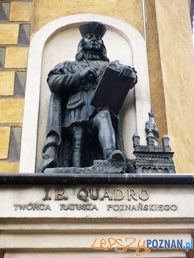 Rzeźba J.B Quadro na ścianie Muzeum Sienkiewicza na Starym Rynku Foto: http://fotopoznan.blogspot.com