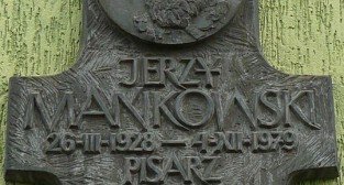 Tablica ku czci Jerzego Mańkowskiego z 1988 w Suchym Lesie na budynku biblioteki