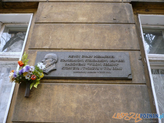 Tablica pamiatkowa na kamienicy przy ulicy Lodowej, w której mieszkał Stanisław Strugarek Foto: http://fotopoznan.blogspot.com