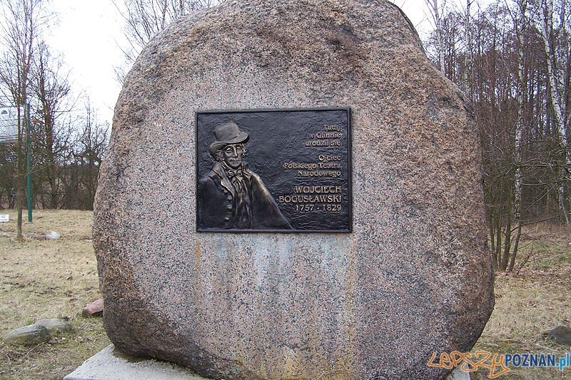 Głaz pamiątkowy w miejscu urodzenia Wojciecha Bogusławskiego w Glinnie Foto: wikipedia