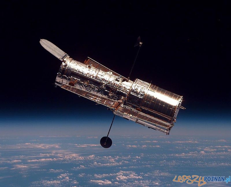 Teleskop Hubble'a widziany z pokładu promu kosmicznego Discovery. Zdjęcie wykonano podczas drugiej misji serwisowej STS-82, w 1997 Foto: wikipedia
