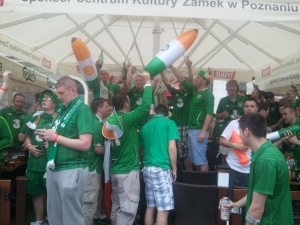 Pierwszy mecz w Poznaniu - Stary Rynek - tak się bawią Irlandczycy Foto: lepszyPOZNAN.pl / gsm