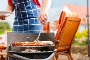 GlÃ¼ckliche Familie beim Grillen Foto: Kzenon - Fotolia