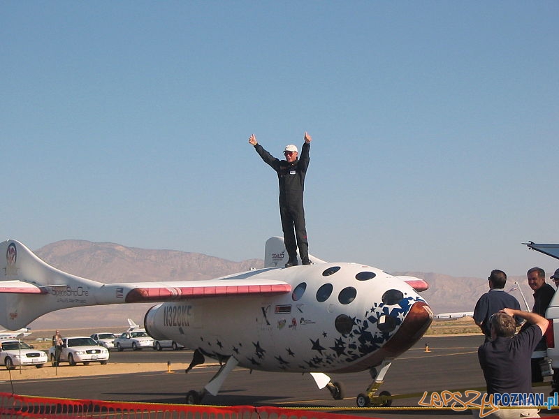 SpaceShipOne_test_pilot_Mike_Melvill_after_the_launch_in_pursuit_of_the_Ansari_X_Prize_on_September_29,_2004 Foto: wikipedia