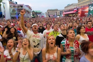 Strefa kibica Poznań - biało-czerwoni kibice podczas UEFA Euro 2012 - mecz Polska - Rosja Foto: lepszyPOZNAN.pl / Piotr Rychter