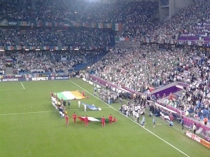 Flagi Irlandii i Włoch podczas ceremonii przed meczem w Poznaniu Foto: lepszyPOZNAN.pl / gsm