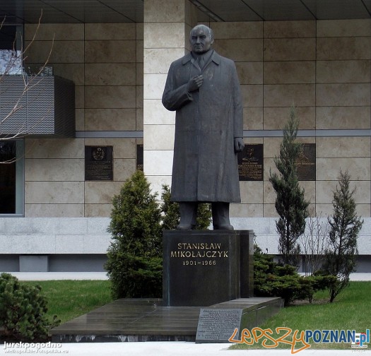 Pomnik Stanisława Mikołajczyka przed Urzędem Wojewódzkim w Poznaniu Foto: fotopolska.eu