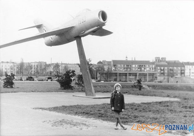 Samolot przy Moście Królowej Jadwigii - wtedy Moście Marchlewskiego, rok 1971 Foto: poznan.wikia.com