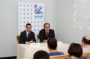 Konferencja prasowa na Ławicy, od lewej – Mateusz Kokosiński, Dyrektor Handlowy Eurolot SA i Grzegorz Bykowski, członek Zarządu Portu Lotniczego Poznań-Ławica Foto: Port Lotniczy Poznań-Ławica