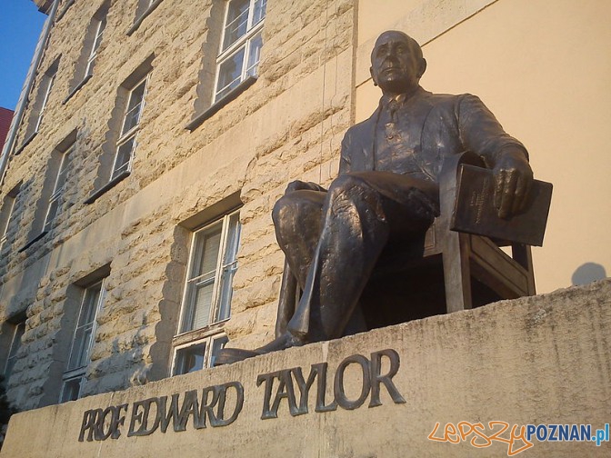 Pomnik Edwarda Taylora przy gmachu Uniwersytetu Ekonomicznego w Poznaniu Foto: wikipedia.pl