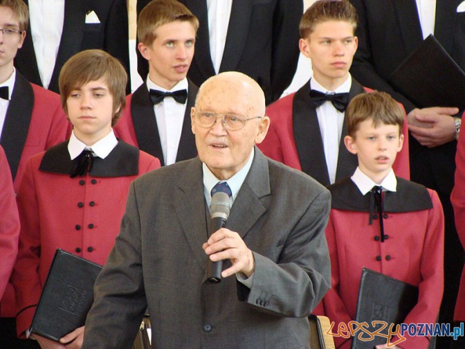 Stefan Stuligrosz z chórem „Poznańskie Słowiki” podczas koncertu w kościele Najświętszego Serca Pana Jezusa w Śremie, 25 kwietnia 2009