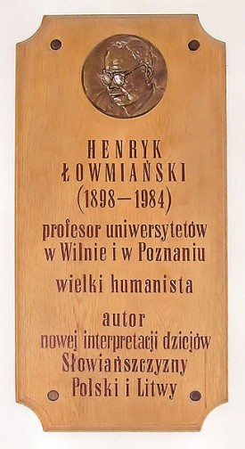 Tablica pamiątkowa w gmachu Collegium Historicum UAM Foto: wikipedia.pl