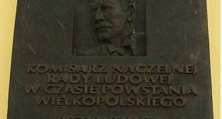 Tablica poświęcona Wojciechowi Korfantemu na budynku przy ul Fredry