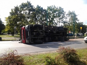 Ciężarówka przewróciła się na Warszawskiej Foto: lepszyPOZNAN.pl / tab