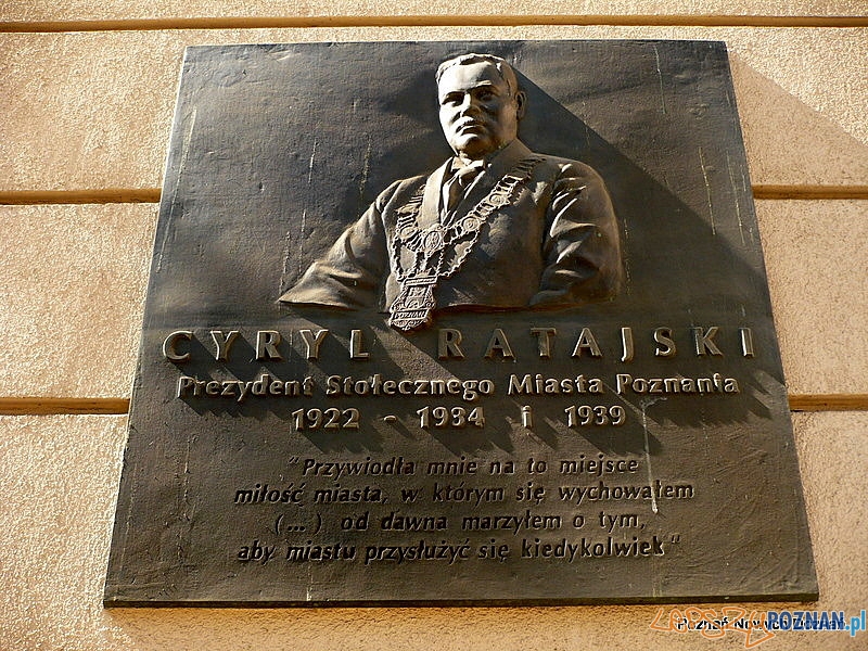 Tablica poświęcona Cyrylowi Ratajskiemu na placu jego imienia Foto: http://fotopoznan.blogspot.com/