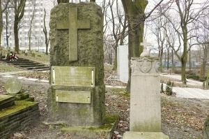 Grób R. Szymańskiego (lewy), Poznań, Cmentarz Zasłużonych Wielkopolan Foto: wikipedia