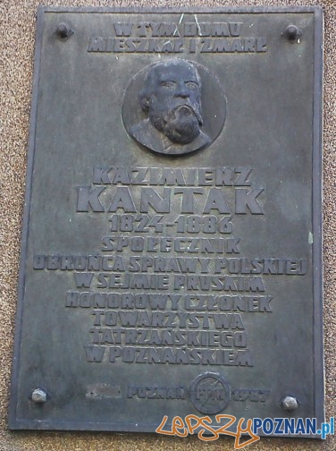 Tablica na kamienicy przy ulicy Garbary, w której mieszkal Kazimierz Kantak Foto: wikipedia