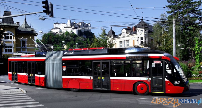 Solaris Trollino 18 MetroStyle w barwach Salzburger Lokalbahnen na tle Twierdzy Hohensalzburg