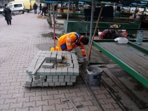 Nowa kostka brukowa na Rynku Łazarskim Foto: lazarz.pl