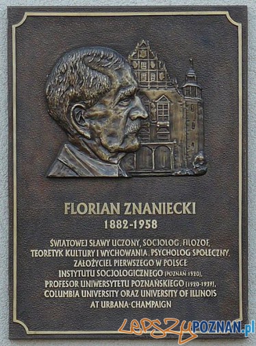 Tablica na Collegium Znanieckiego UAM Foto: wikipedia