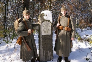 Członkowie SRH Żelazny Orzeł przy pomniku w Gadce Starej pod Łodzią upamiętniającym 225. Rezerwowy Pułk Piechoty Foto: SRH Żelazny Orzeł