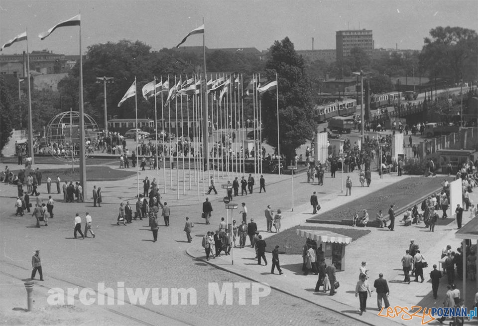 XXVI MTP 1957 rok wejście główne - widoczny Most Dworcowy Foto: archiwum MTP/facebook