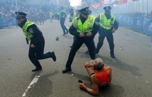 Boston - tuż po pierwszej eksplozji Foto: AP / John Tlumacki