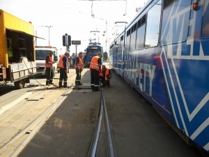 Naprawa uszkodzonej zwrotnicy Foto: lepszyPOZNAN.pl / gsm