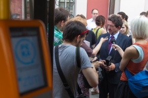 Czytnik systemu PEKA, w tle Dyrektor ZTM Bogusław Bajoński Foto: lepszyPOZNAN.pl / Piotr Rychter