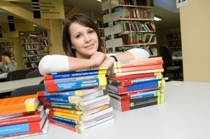 Studentka WSB w Bibliotece