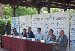 POZnan Triathlon_konferencja prasowa, od lewej:  Joanna Dzios - Rzecznik Prasowy; Ewa Bąk - Dyrektor Wydziału Sportu; Rydzard Grobelny - Prezydent Miasta Poznania; Wojciech Kruczyñski - Dyrektor Triathlonu; Adam Dubas - Dyrektor LOTTO w Poznaniu, Paweł Osicki - Z-ca Dyrektora LOTTO Poznań