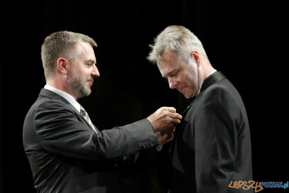 Michał Znaniecki otrzymuje medal Gloria Artis od Marszałka Wielkopolski Marka Wozniaka Foto: michal znaniecki/facebook