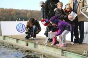 Dzieci i ryby maja głos - zarybianie jeziora Swarzędzkiego Foto: materiały prasowe VW Poznań
