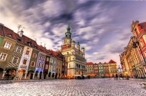 Stary rynek o zachodzie słońca Foto: findingtheuniverse.com / Laurence Norah