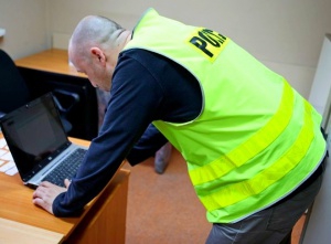 Policjant przy skradzionym laptopie Foto: KM Policji w Poznaniu