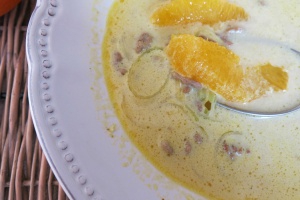 Zupa kokosowo-pomarańczowa z curry i mielonym mięsem Foto: chilifiga.pl