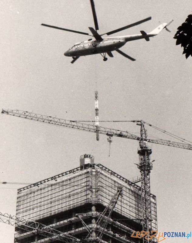 Montaż_masztu_na_Collegium_Altum_ Foto: poznan.wikia.com Montaż_masztu_na_Collegium_Altum_ Foto: poznan.wikia.com